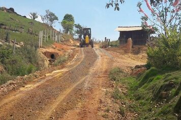 Estradas rurais dos bairros Vargem Grande e Ribeirão do Santo Antônio recebem melhorias