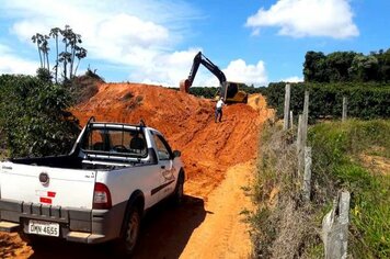 Prefeitura realizou melhorias nas estradas rurais dos bairros Três Barras; Contendas; Pouso Alto e Ribeirão