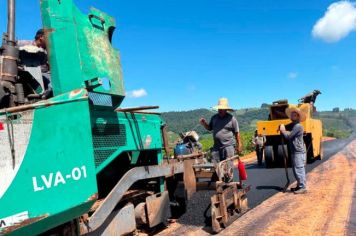 PAVIMENTAÇÃO DA ESTRADA DO BAIRRO RIBEIRÃO DO SANTO ANTÔNIO CHEGA À FASE FINAL