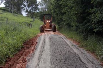 Prefeitura realiza intervenções emergenciais nos trechos mais críticos das estradas rurais do município