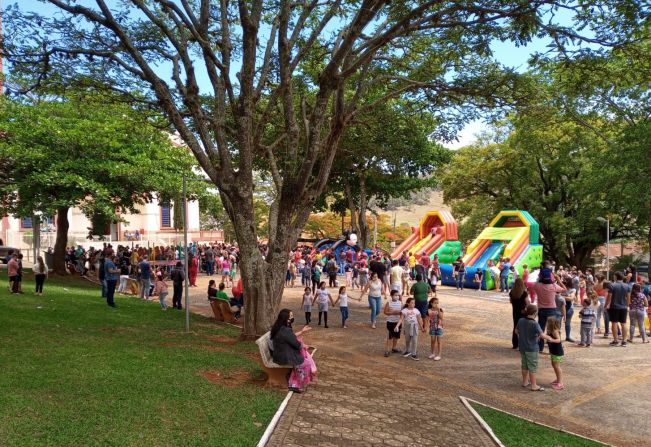 Praça da Matriz recebe diversas atrações em comemoração ao Dia das Crianças