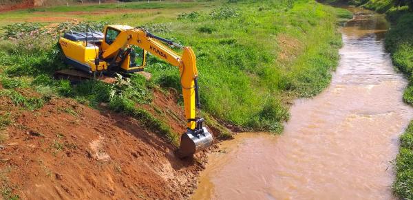 Prefeitura inicia limpeza do Rio do Peixe com nova escavadeira hidráulica