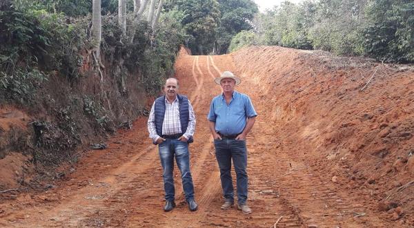 Estradas rurais de Divinolândia continuam recebendo melhorias da administração
