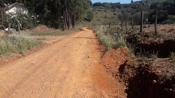 Prefeitura de Divinolândia segue com serviços manutenção nas estradas rurais