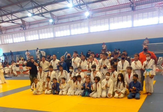 Escolinha de judô de Divinolândia conquista medalhas na Copa Regional de Judô. 