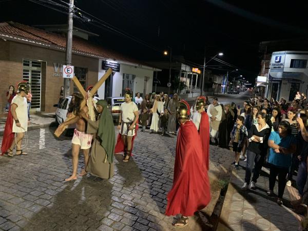 Encenação da Paixão de Cristo é realizada pela primeira vez em Divinolândia