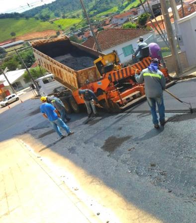 Prefeitura realiza recapeamento em ruas da cidade